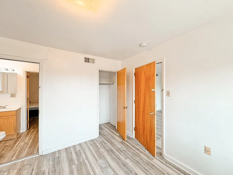 5737 Hobart St #3 — Photo 10
