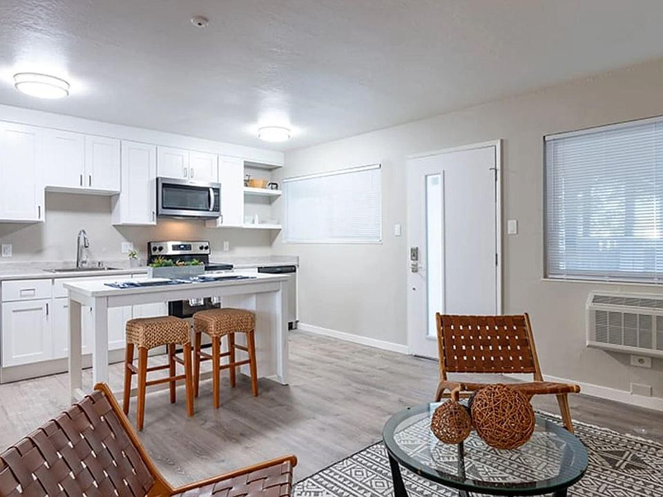 1BR, 1BA - 560 SQ FT