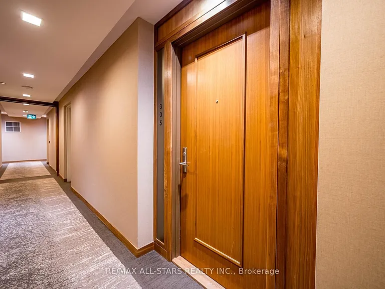 15 Stollery Pond Cres #305 — Photo 2