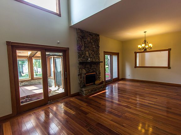 3rd image of 810 Holiday Dr