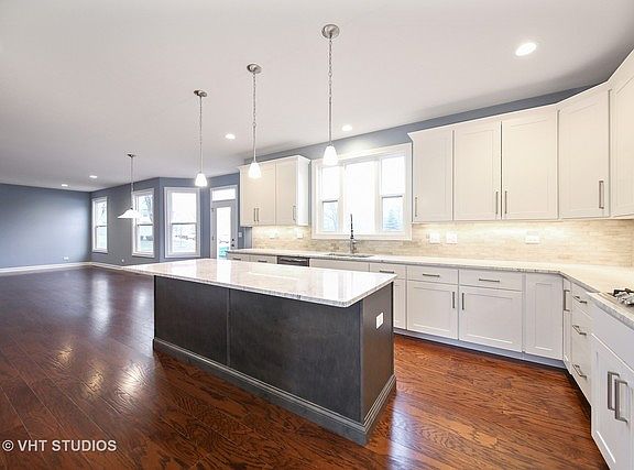 5th image of 903 S Charlotte St