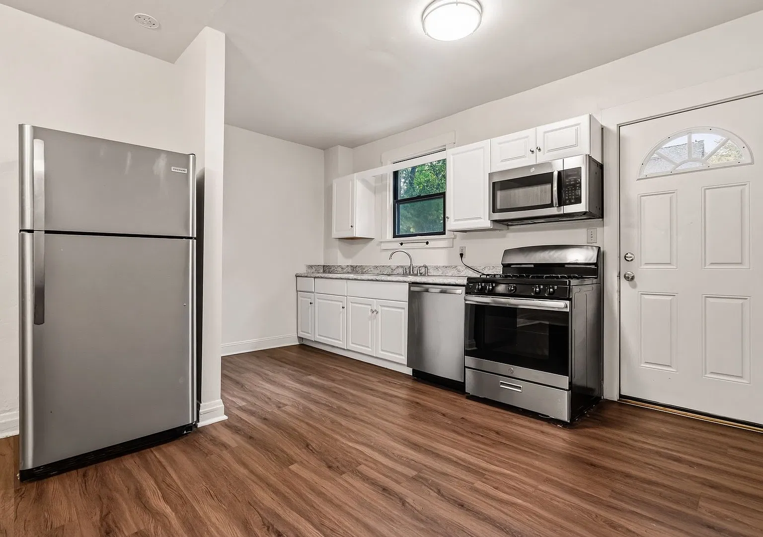 Gorgeous 2 bedroom home in Greenfield available now! — Photo 1