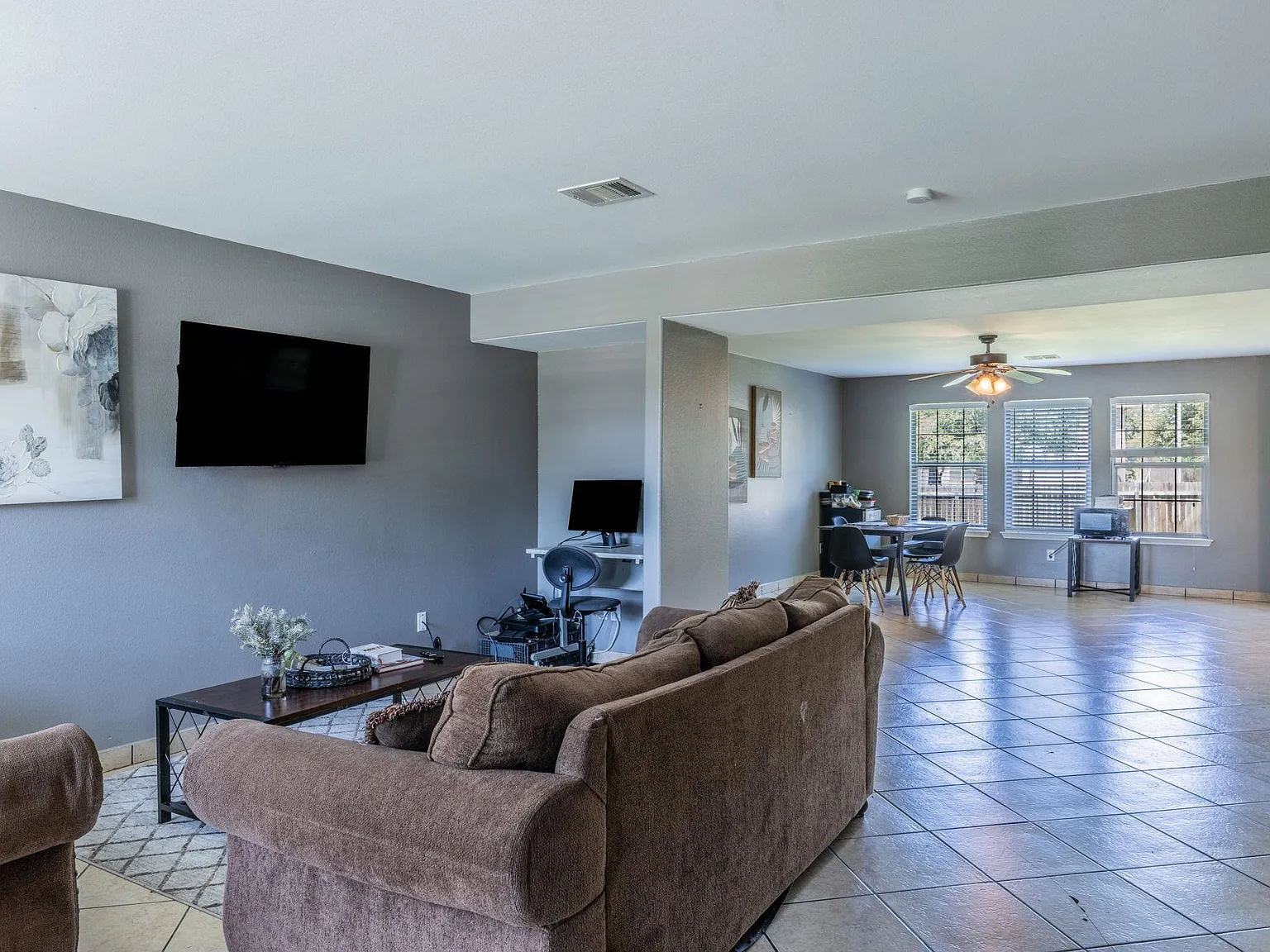 4 bed, 2.5 bath, 3291 sqft, $771 — Photo 4