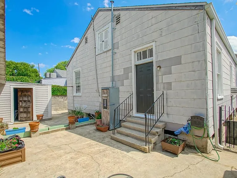 2415 Chippewa St — Photo 15