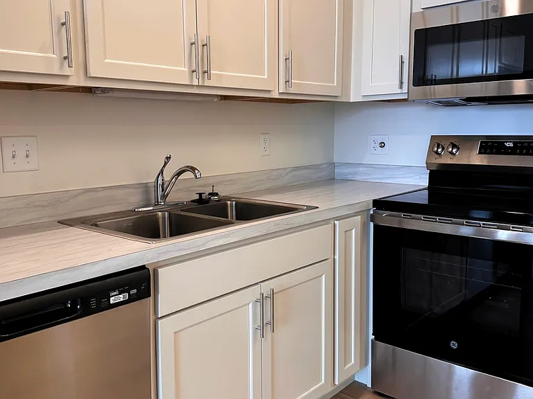 Brush Park Apartments — Photo 9