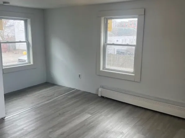 35 Ash St, Nashua, NH 03060