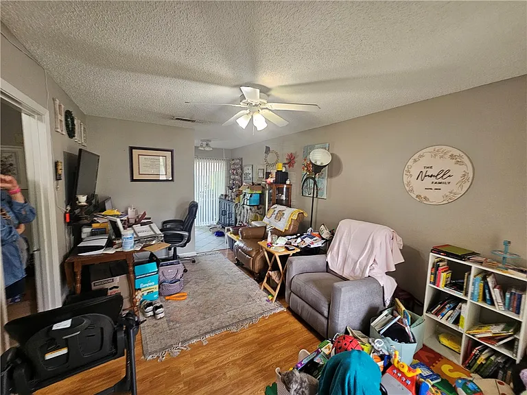1529 Hillside Dr — Photo 3