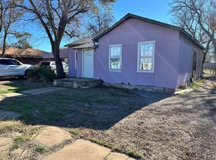 903 W 8th St, Quanah, TX 79252
