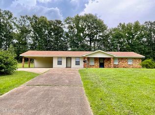 126 Colonial Cir, Magee, MS 39111