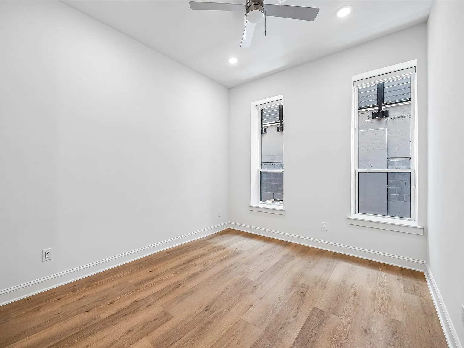 1 bed, 2.0 bath, 881 sqft, $1,945 — Photo 3