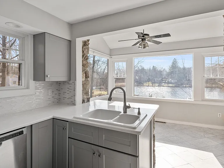 16 Crescent Dr — Photo 4