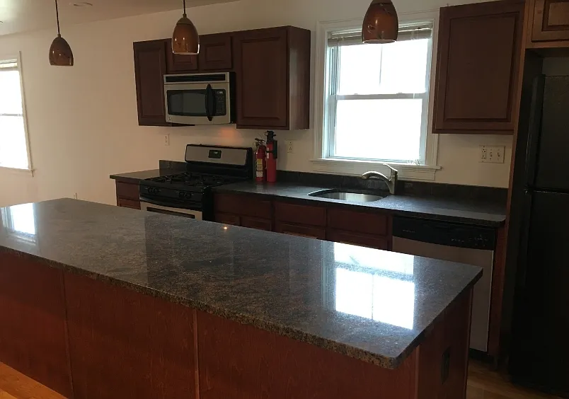5 bed, 9999 sqft, $8,200 — Photo 2