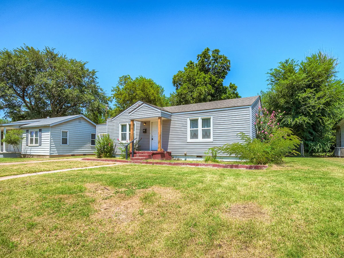 Building Photo - 203 W Lilac Ln