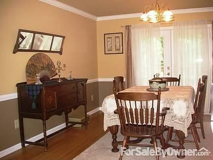 Large Dining Room : Seat 12 or more.