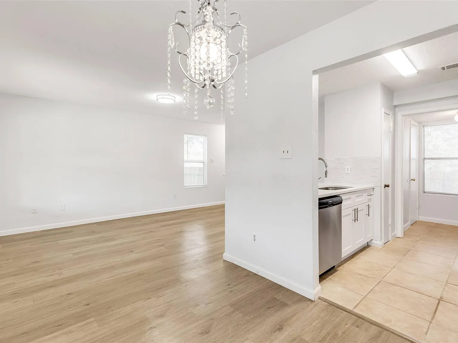 2 bed, 1.5 bath, 915 sqft, $1,300 — Photo 4