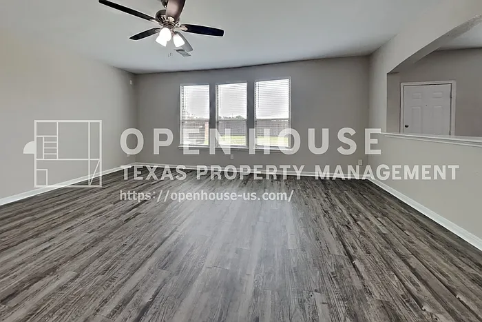 3 bed, 2.5 bath, 2704 sqft, $2,330 — Photo 3