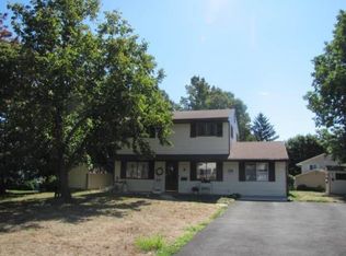 6 Hastings Rd, Kendall Park, NJ 08824