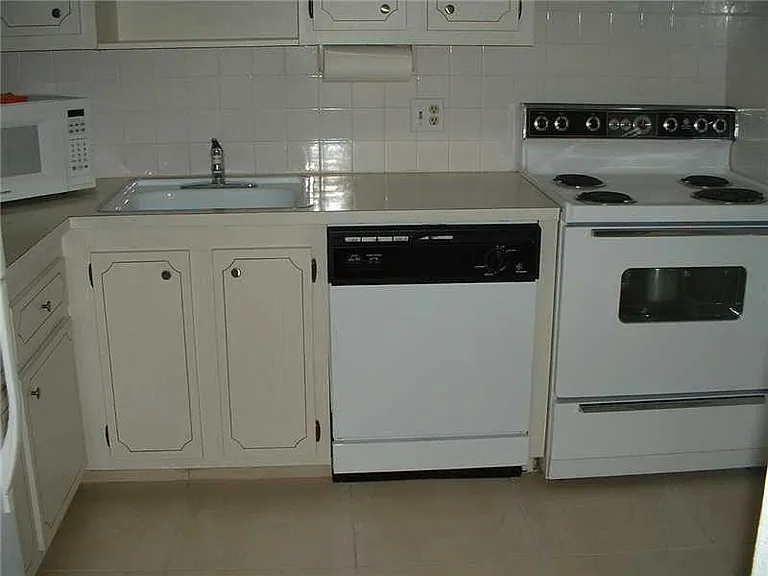 1030 Country Club Dr #401 — Photo 5
