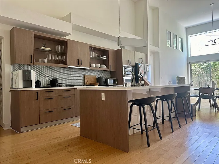 12837 Moorpark St #107 — Photo 5