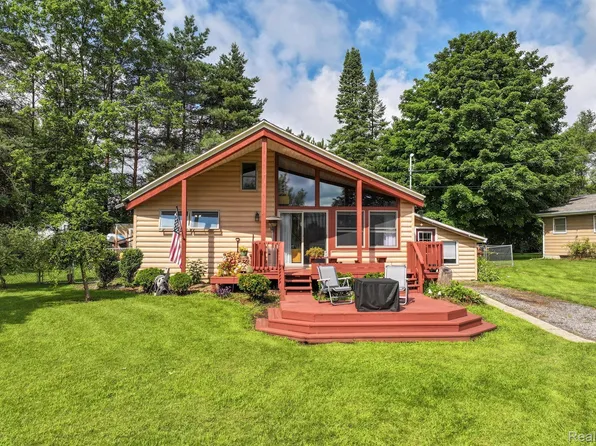 6790 Westgate Dr, Laingsburg, MI 48848