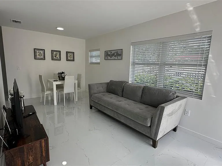 1101 NW 26th St — Photo 5