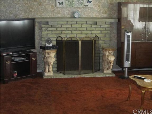 FIREPLACE IN LIVING ROOM