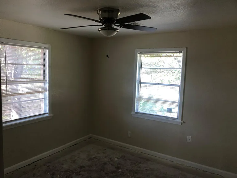 5504 Manor Rd — Photo 16