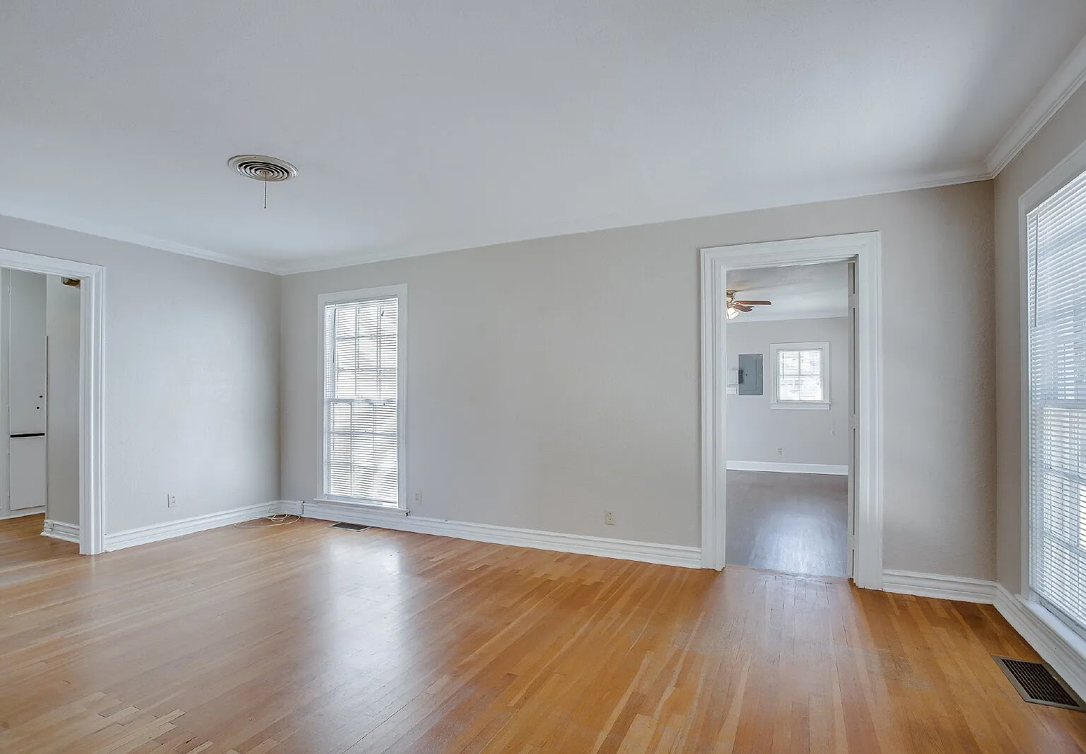 3 bed, 1.0 bath, 1199 sqft, $1,275 — Photo 3