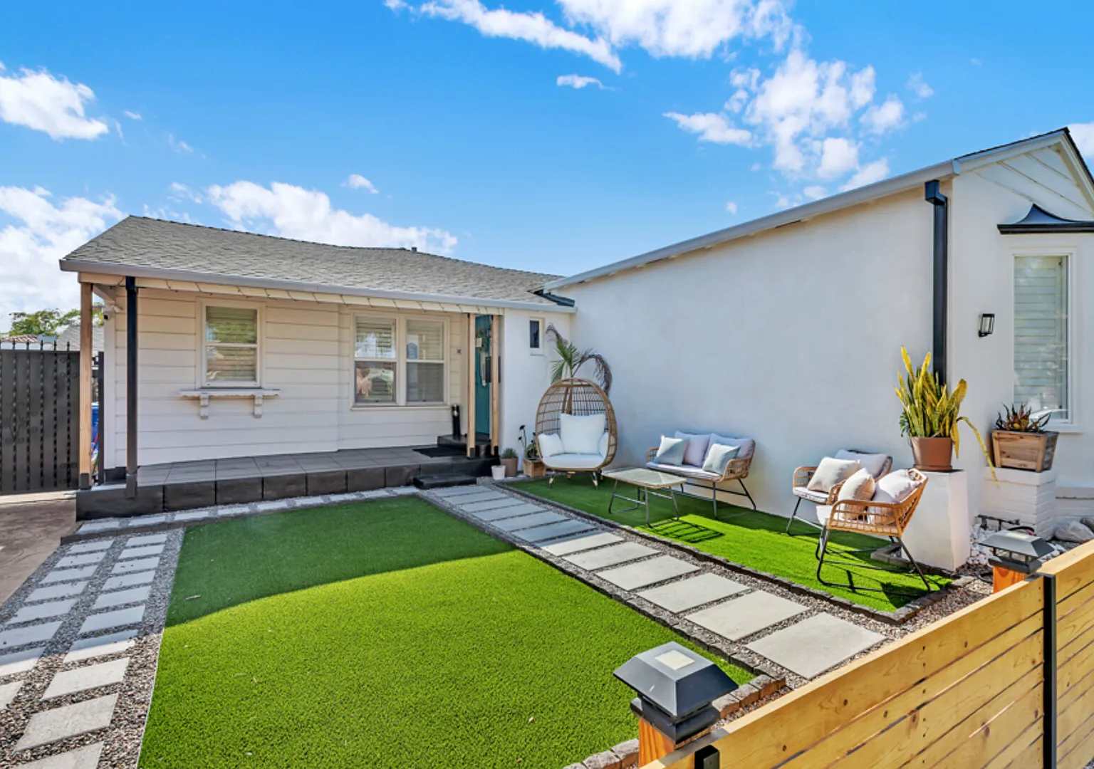 Elegant 3BR Furnished Home in Los Angeles Private Yard, Sleeps 8 — Photo 1