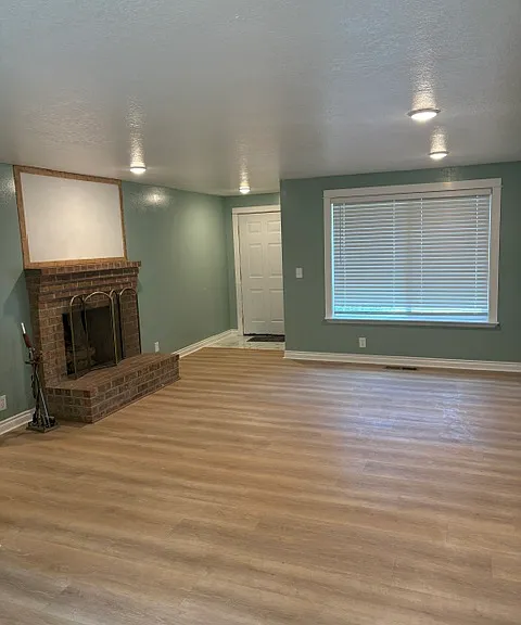 878 NE Thomas Ct — Photo 6