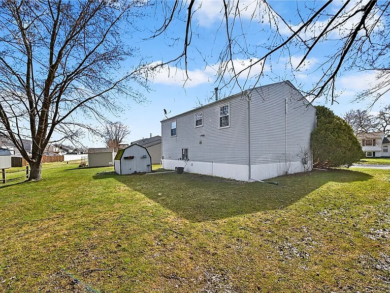8237 Mantova Dr — Photo 37