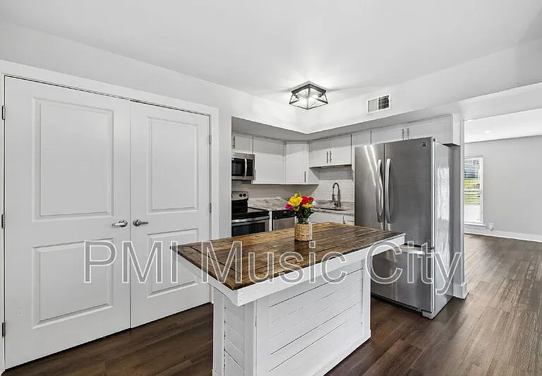 2126B Burns St — Photo 9