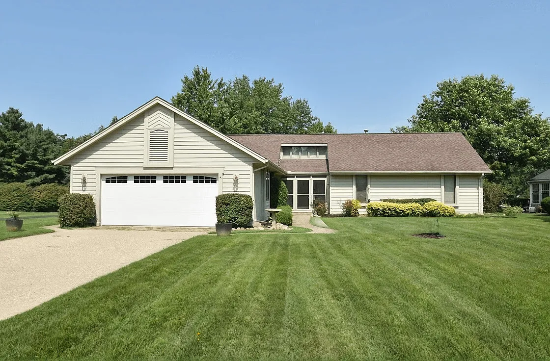 314 E Eller Dr photo 1