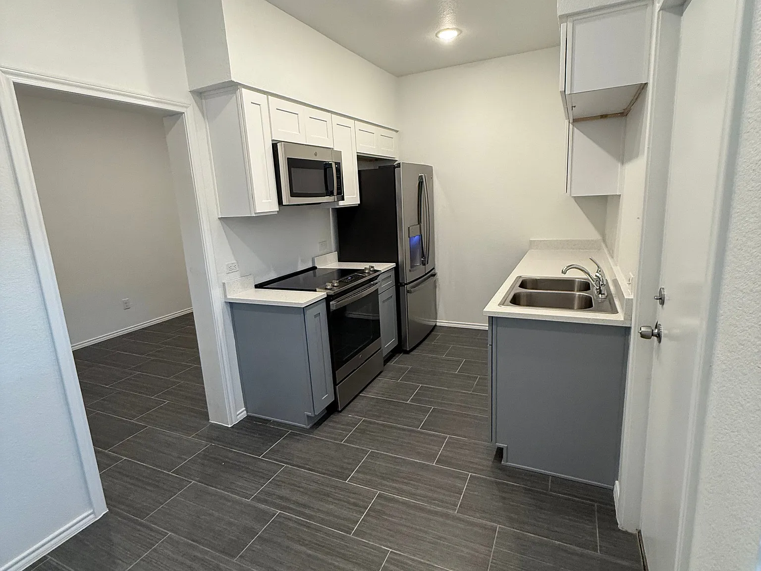 2 bed, 2.0 bath, 1055 sqft, $1,800 — Photo 4