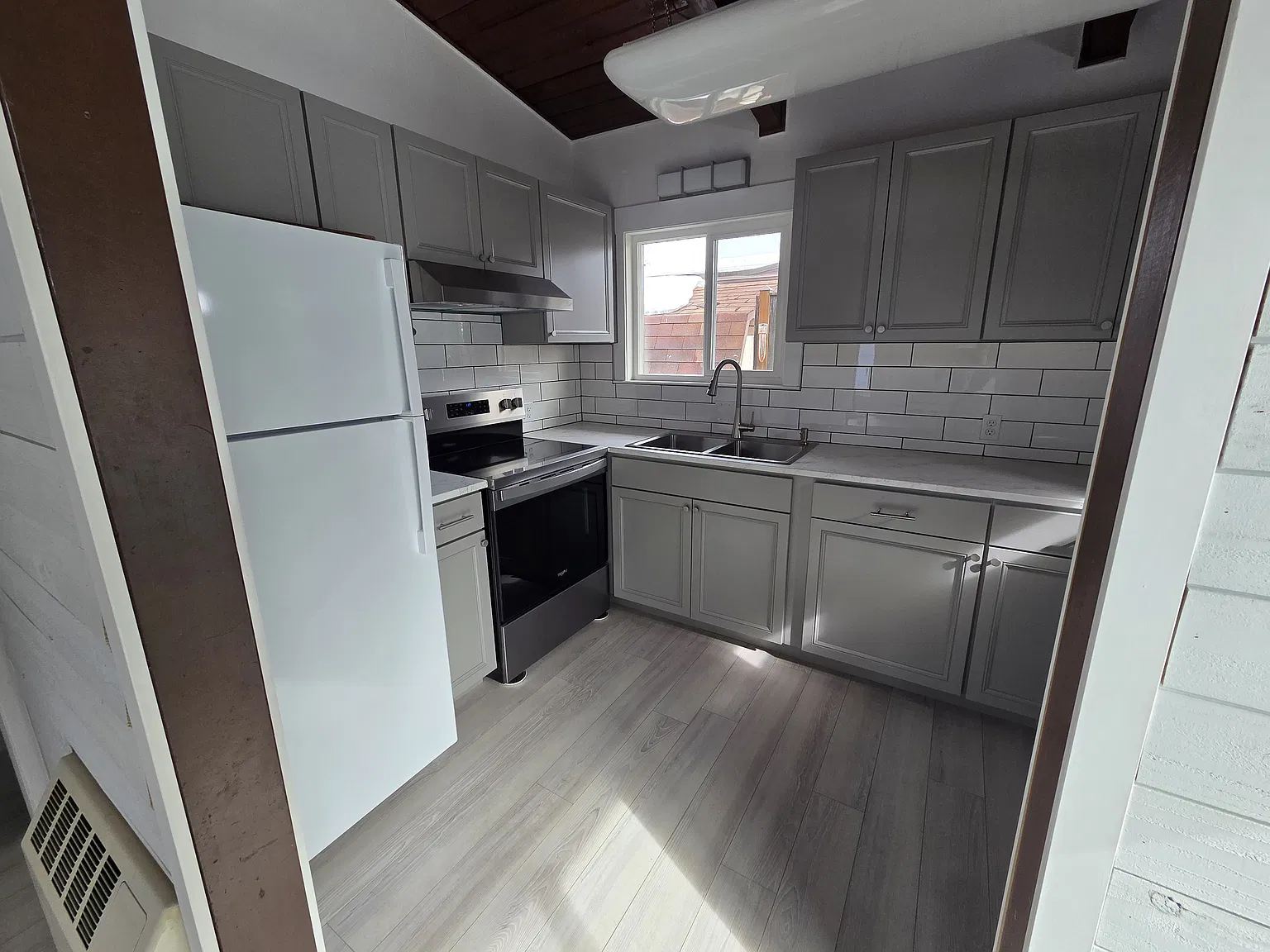 3 bed, 900 sqft, $2,200 — Photo 3