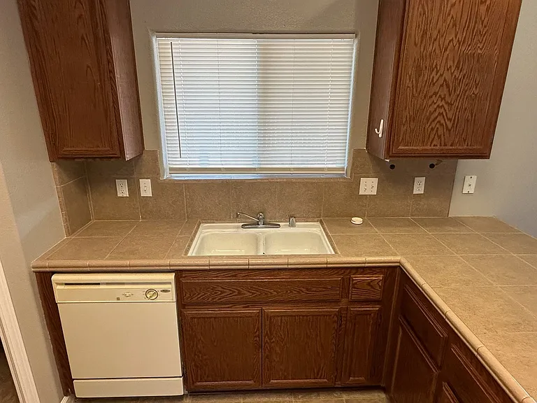 1912 Mount Whitney Ct — Photo 10