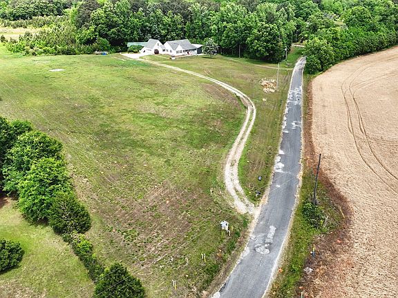3rd image of 179 Hoyt Rd