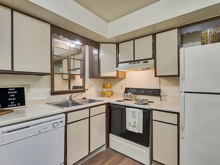 Nottingham Place Apartments — Photo 20