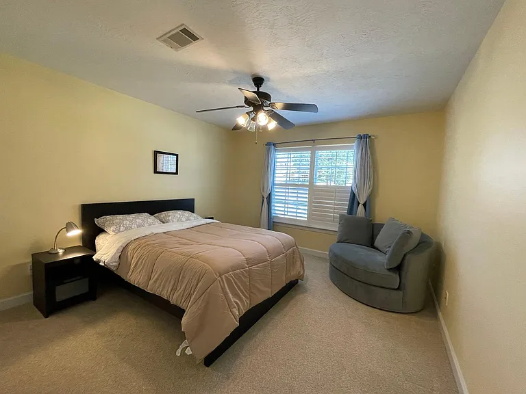 646 Surrey Ln — Photo 12