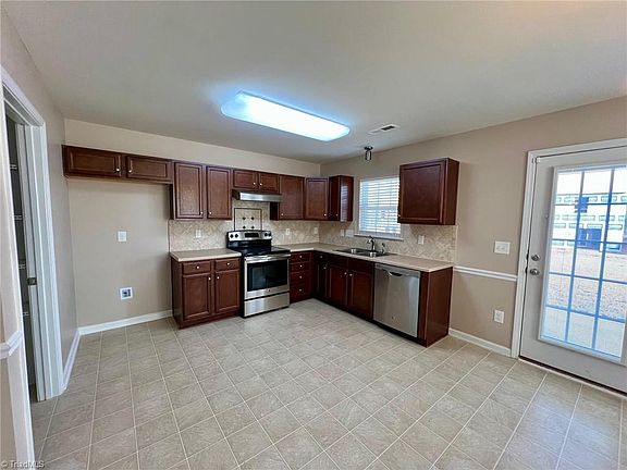 5th image of 1528 Hamilton Hills Dr