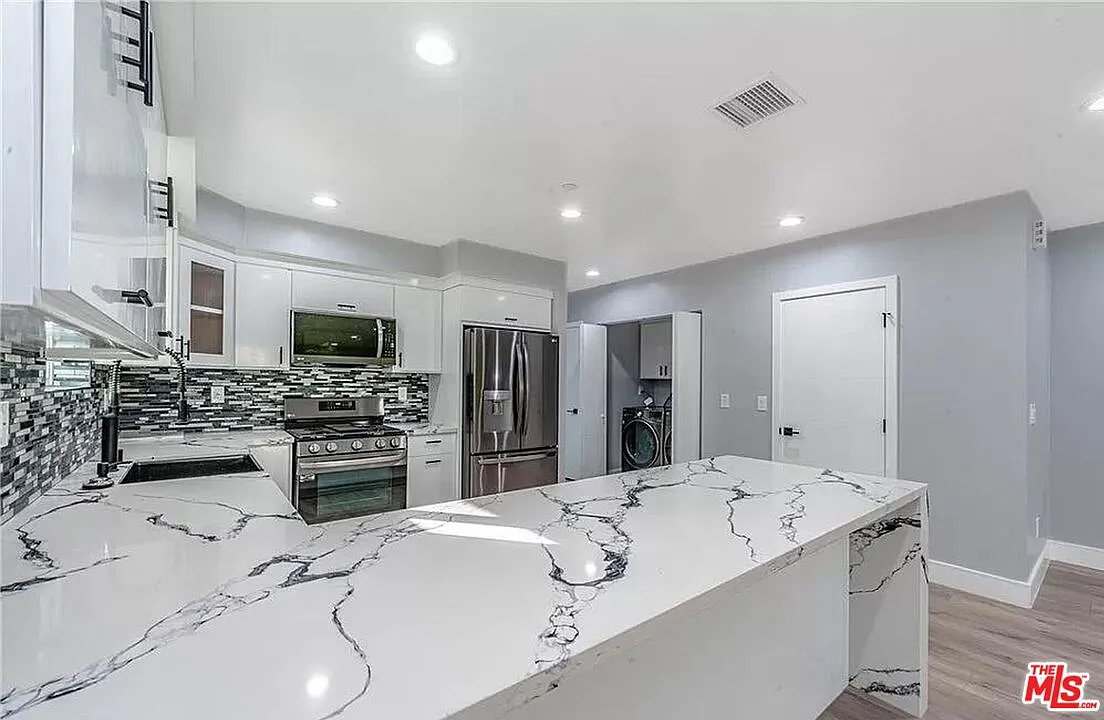 5 bed, 5.0 bath, 2533 sqft, $6,000 — Photo 3