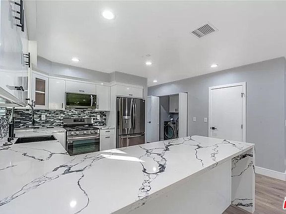 3rd image of 1947 N Vista Del Mar Ave