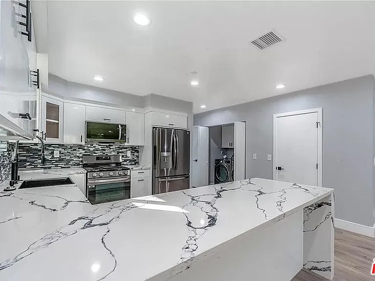 1947 N Vista Del Mar Ave — Photo 3