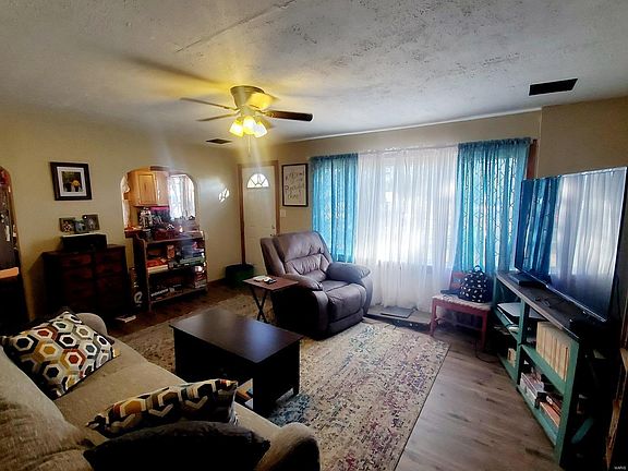 5th image of 209 W Quincy St