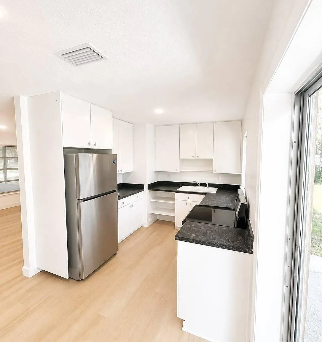 3 bed, 1.5 bath, 903 sqft, $1,900 — Photo 3