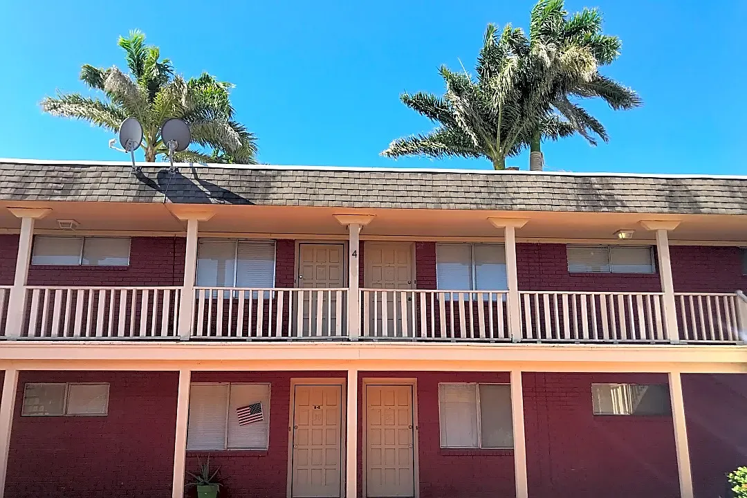 University Manor Apartments — Photo 2