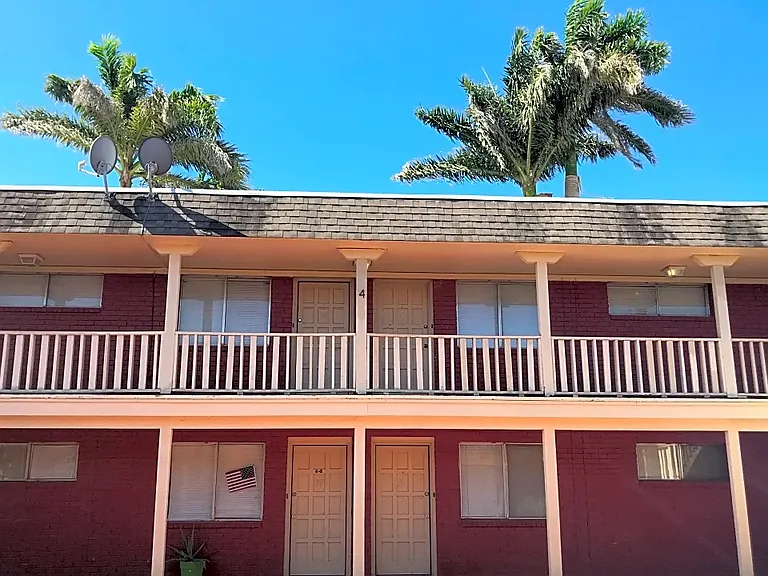 University Manor Apartments — Photo 2