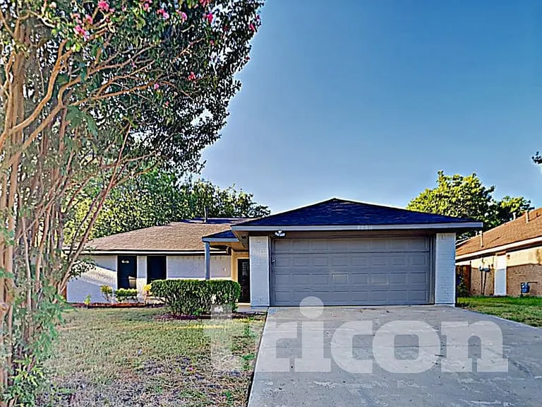 3910 Lillie St — Photo 2