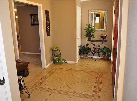 3rd image of 1711 Southgate Dr