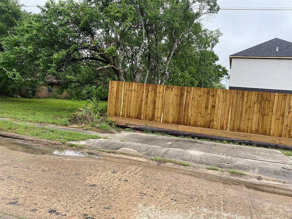 2nd image of 2310 Waco St